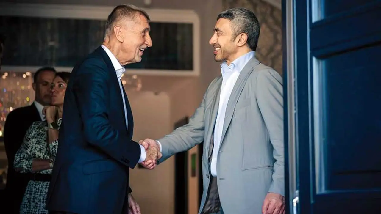 عبدالله بن زايد يجتمع مع رئيس وزراء التشيك في براغ